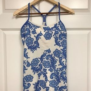 lululemon athletica woke out top Sz 8 blue + white